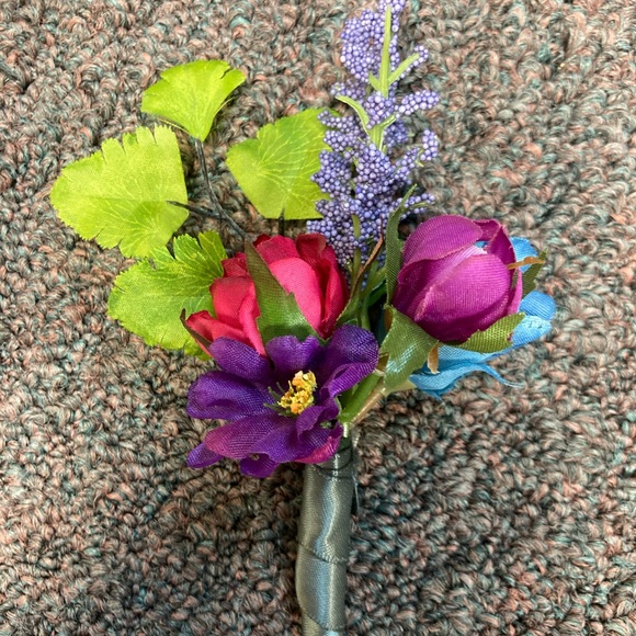 Set of 8 hand made boutonnières - Picture 3 of 10